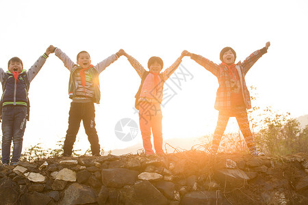 愉悦亚洲四个人欢乐的乡村小学生高清图片