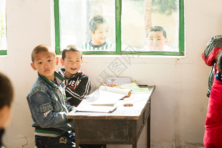 知识快乐梦想乡村小学里的小学生图片