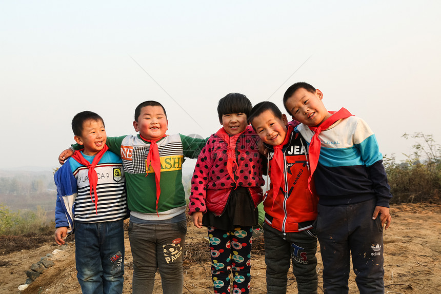 学龄儿童偏远的梦想欢乐的乡村小学生图片