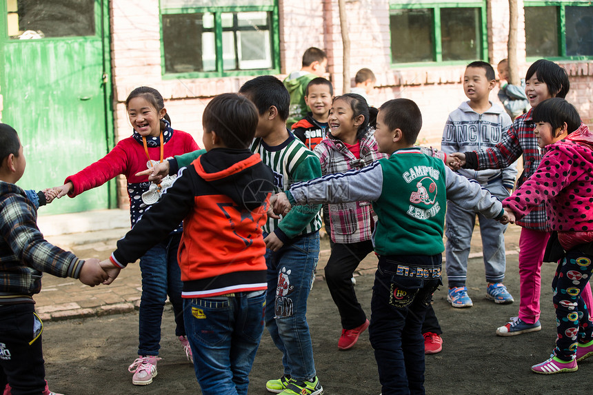 关爱庭院仅儿童乡村小学生在学校图片