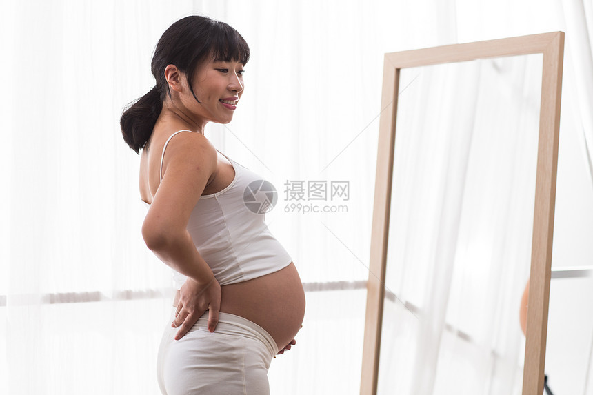 内衣简单成年人孕妇照镜子图片