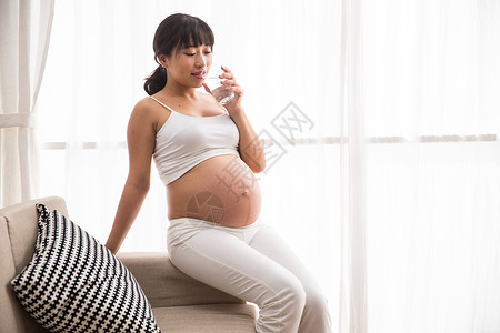 身体关注坐着放松幸福的孕妇高清图片