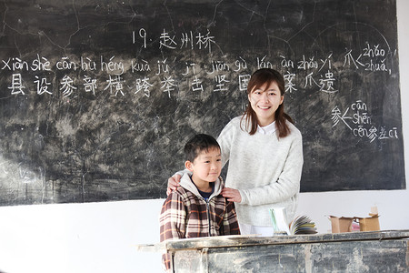女人贫穷户内乡村女教师和小学生在教室里图片