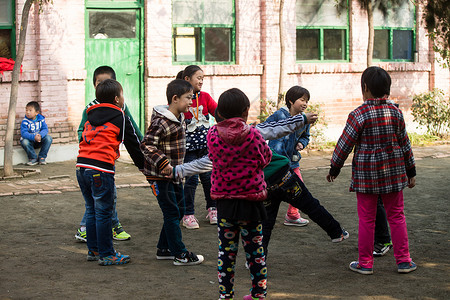 在校生平房户外活动乡村小学生在学校图片