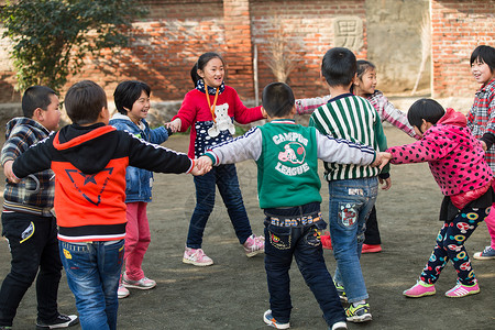 希望小学环境可爱的乡村小学生在学校图片