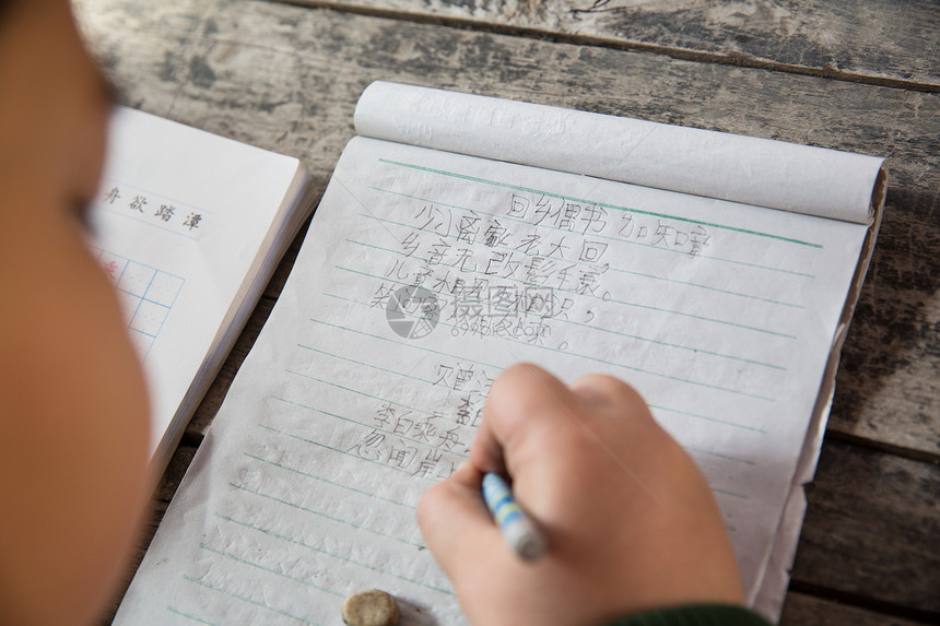 水平构图责任读书乡村小学里的小学女生图片