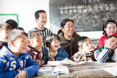 少量人群待遇东亚乡村女教师和小学生在教室里图片