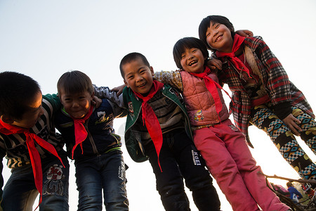 人对知识的渴望学龄儿童渴望女孩欢乐的乡村小学生背景