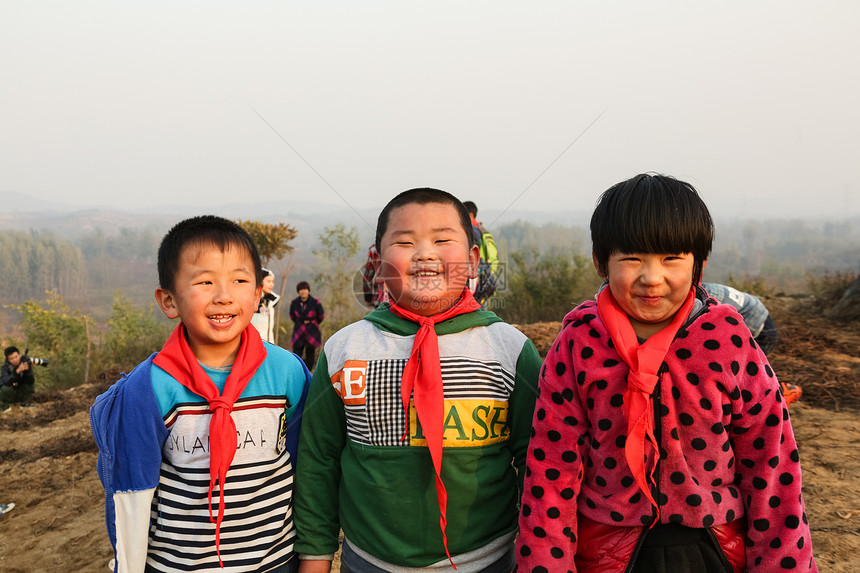 东亚学龄儿童社会问题欢乐的乡村小学生图片