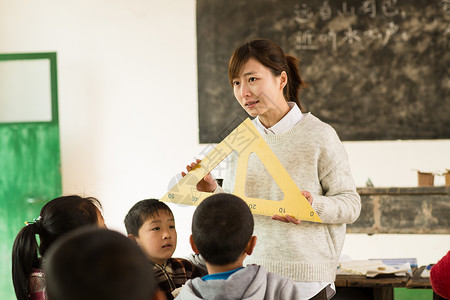人水平构图6岁到7岁乡村女教师和小学生在教室里图片