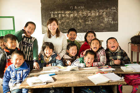 待遇好环境彩色图片农村乡村女教师和小学生在教室里背景