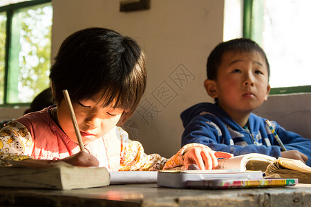 云端看书的女孩图片教室彩色图片东方人乡村小学里的小学生背景