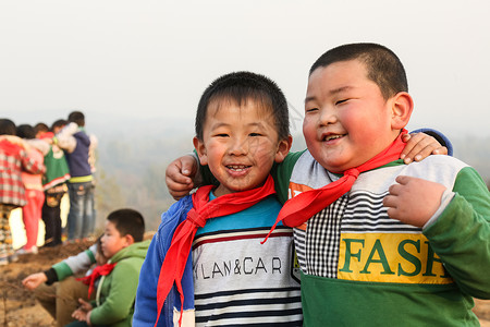 愉悦待遇人欢乐的乡村小学生图片