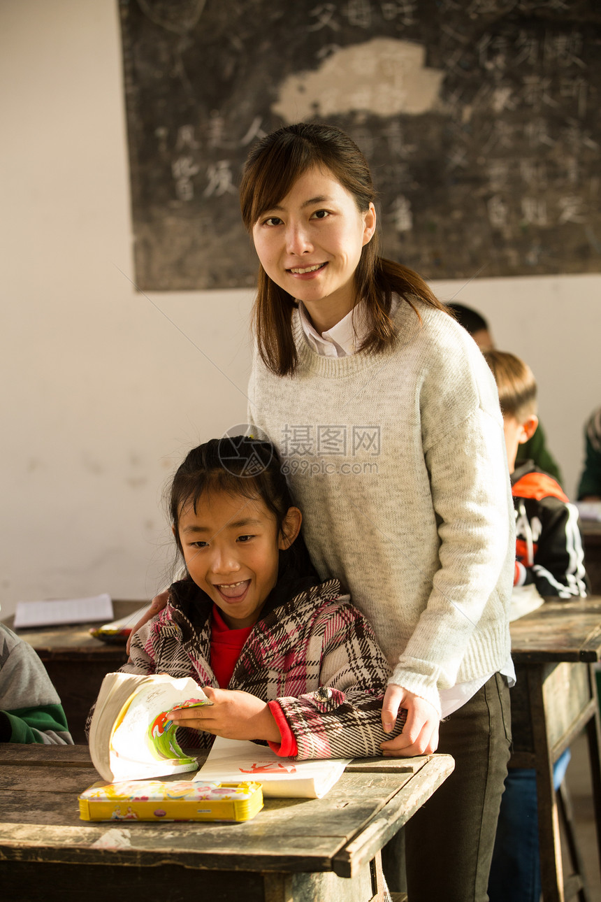 女人白昼援助乡村女教师和小学生在教室里图片