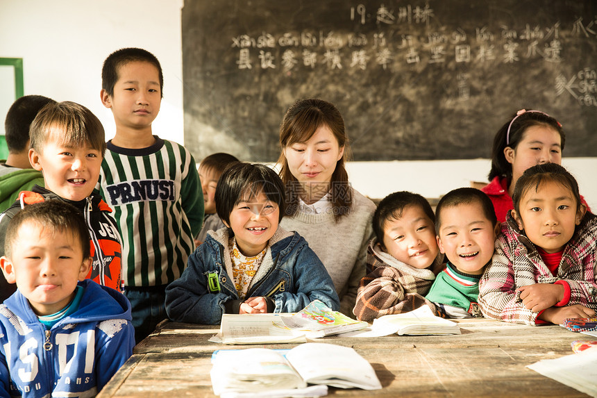 天真团结25岁到29岁乡村女教师和小学生在教室里图片