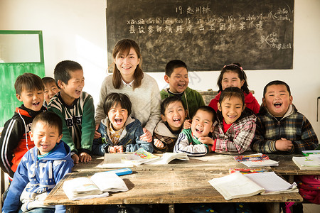 责任8岁到9岁教育乡村女教师和小学生在教室里图片