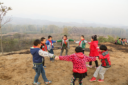 愉悦红领巾努力欢乐的乡村小学生图片