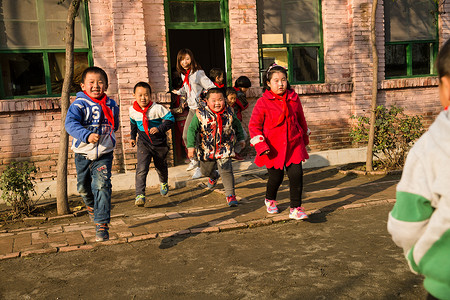表现积极水平构图东方人乡村教师和小学生在学校里图片