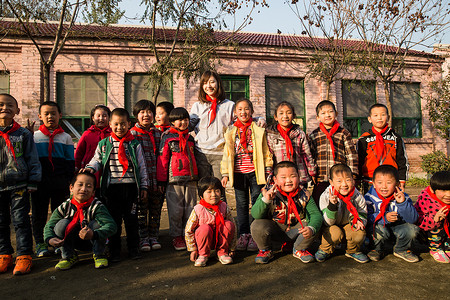友谊贫穷学龄儿童乡村教师和小学生在学校里图片