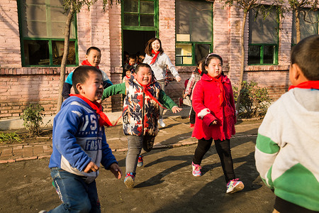 教育友谊童年乡村教师和小学生在学校里图片