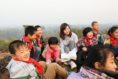 东亚人责任乡村教师和小学生在户外学习图片