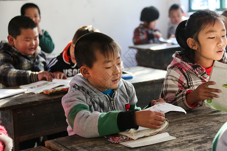 贡献教育建筑校园乡村小学里的小学生图片