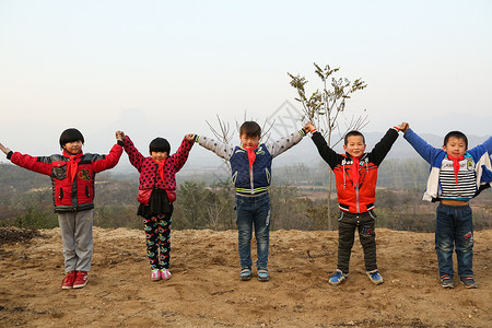 愉悦希望享乐欢乐的乡村小学生图片