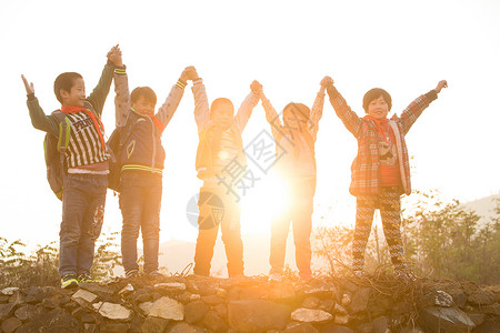 社会问题男孩快乐欢乐的乡村小学生图片