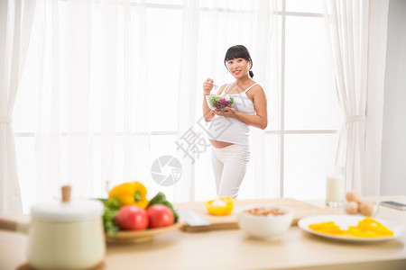 怀孕仅一个人期待孕妇吃蔬菜沙拉图片