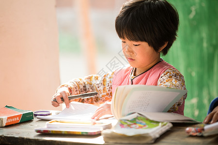 做作业贫穷课桌乡村小学里的小学女生图片