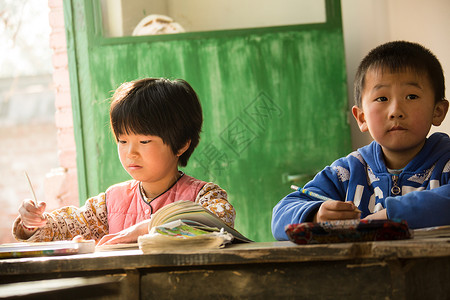 两个看书的人女孩彩色图片希望乡村小学里的小学生背景