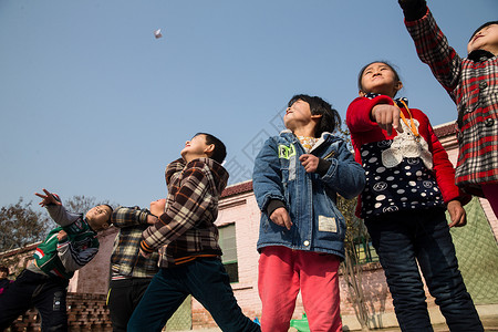 希望工程小学女生可爱的乡村小学生在学校放纸飞机图片