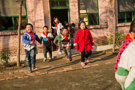 摄影幸福彩色图片乡村教师和小学生在学校里图片