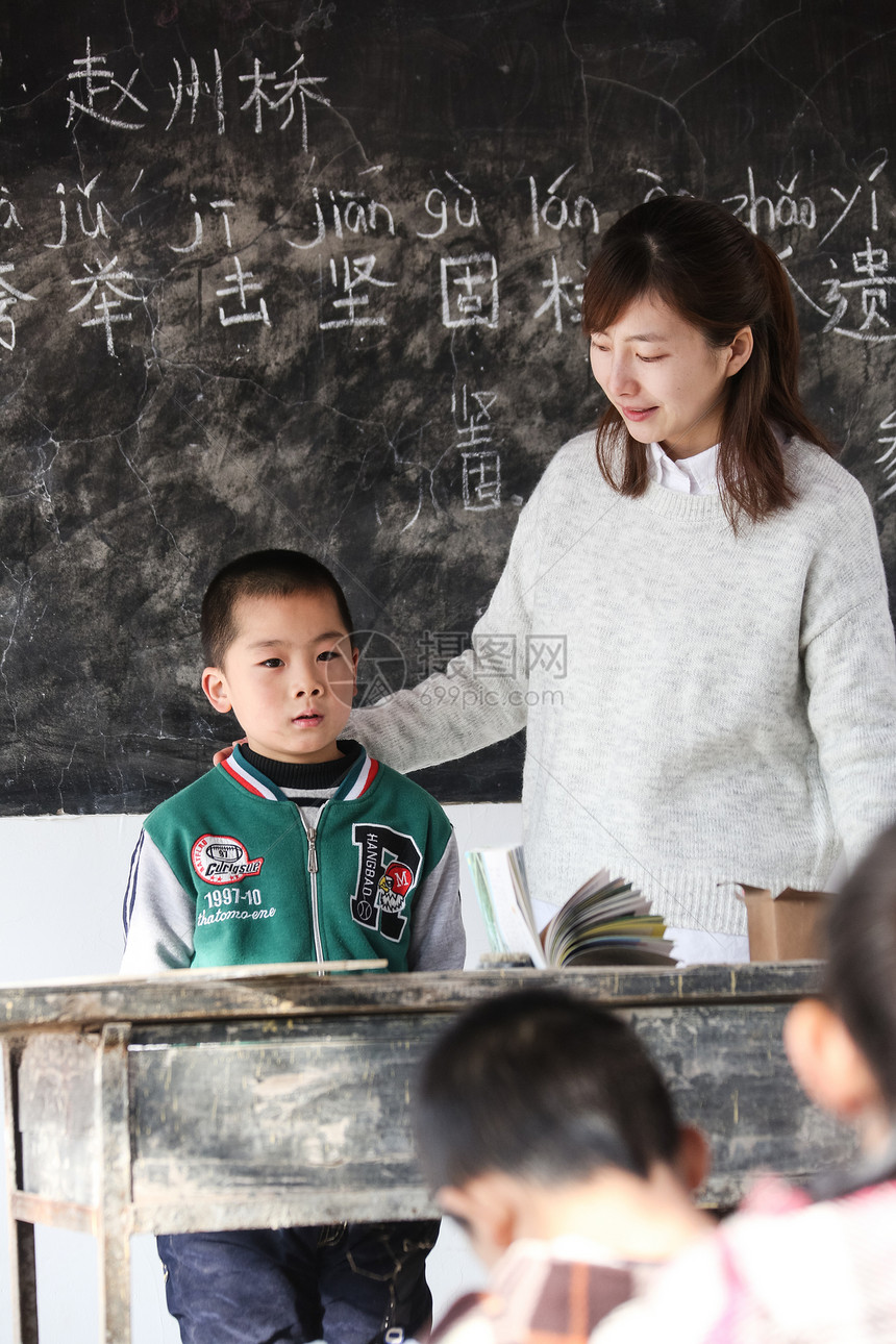 相伴可爱的8岁到9岁乡村女教师和小学生在教室里图片