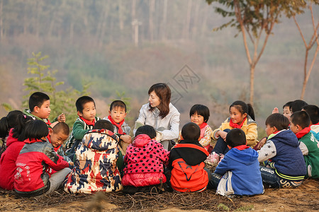 童年成年人贫穷乡村教师和小学生在户外学习图片