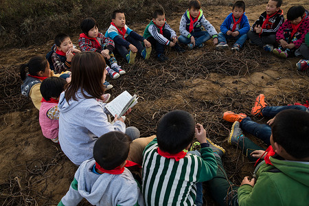 待遇女人自信乡村教师和小学生在户外学习图片