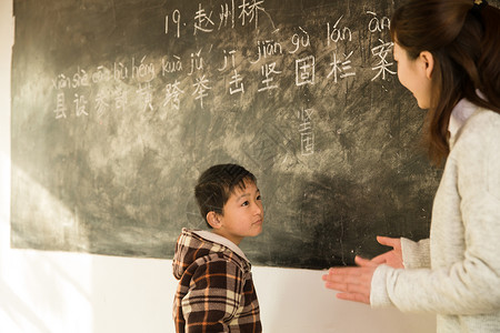 教科书幸福东方人乡村女教师和小学生在教室里图片