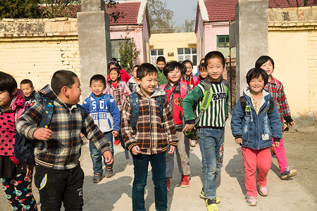 艰苦希望小学户外乡村小学生在放学回家图片