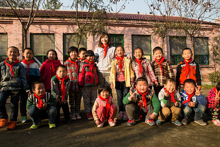 男生团队自然乡村教师和小学生在学校里图片