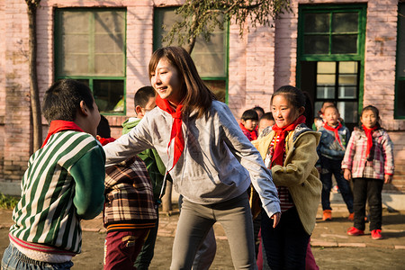 童年学龄儿童友谊乡村教师和小学生在学校里图片