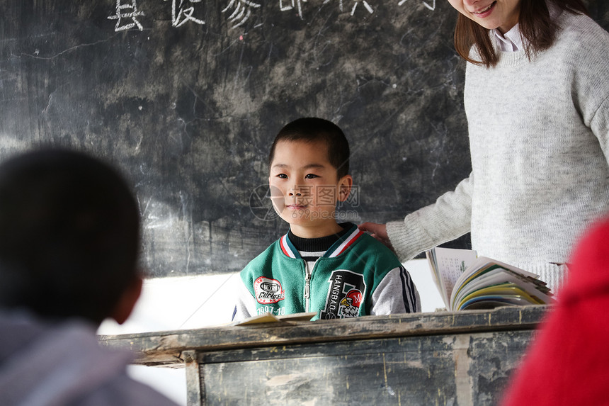 男孩快乐摄影乡村女教师和小学生在教室里图片