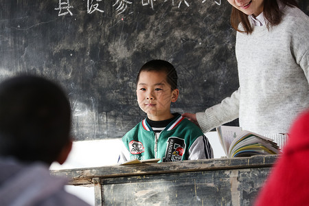 男孩快乐摄影乡村女教师和小学生在教室里图片