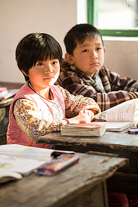 8岁孩子幸福学龄儿童8岁到9岁乡村小学里的小学生背景