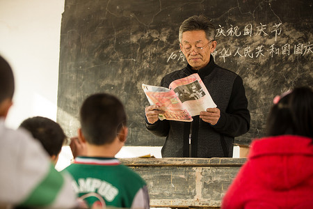 小学男生男孩教科书乡村男教师和小学生在教室里图片