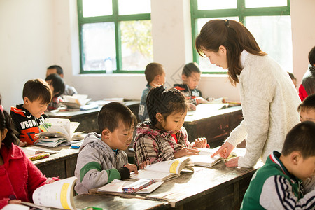 中国人群友谊人希望小学乡村女教师和小学生在教室里背景