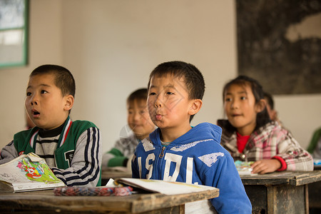 幸福男生希望工程乡村小学里的小学生图片