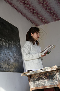 贡献女人活力乡村女教师在教室里图片