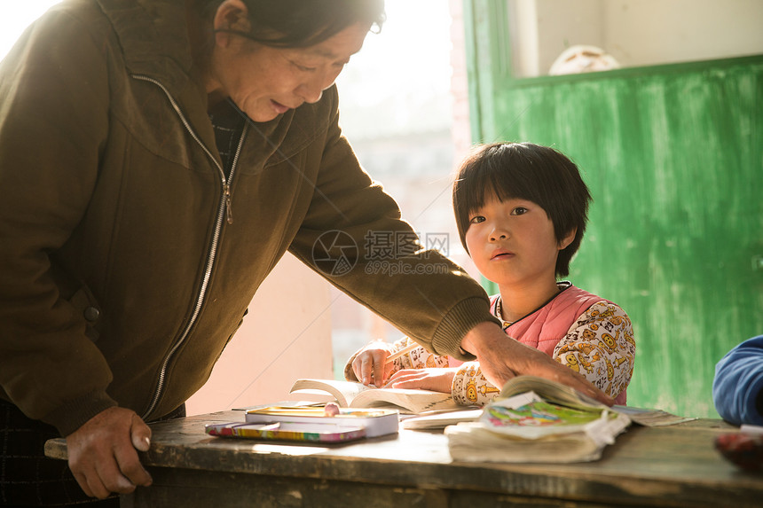 人童年女人乡村女教师和小学生在教室里图片