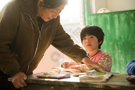 人童年女人乡村女教师和小学生在教室里图片