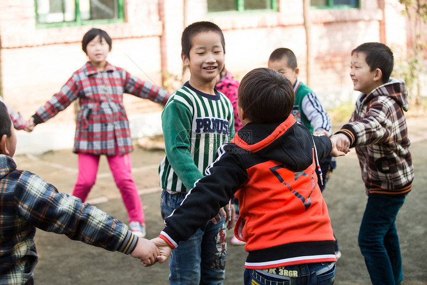 关爱表现积极天真乡村小学生在学校图片